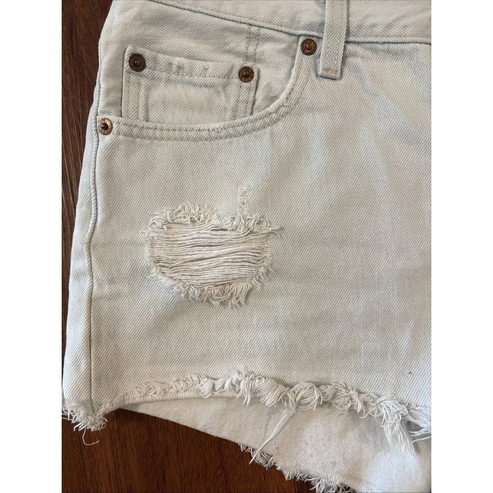 Levi's 501 Women's Blue Light Wash Denim Cut-Off Shorts Size 28 Regular - Picture 2 of 8